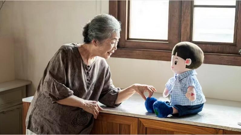 Envelhecimento da população japonesa é acelerado e hoje o país tem um terço da população acima de 60 anos — Foto: Reprodução/Hyodol