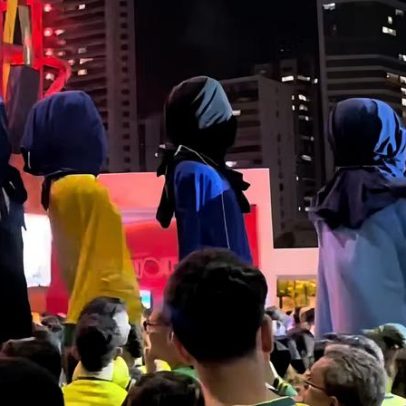 Bonecos gigantes com cabeças cobertas no Recife após derrota do Brasil
