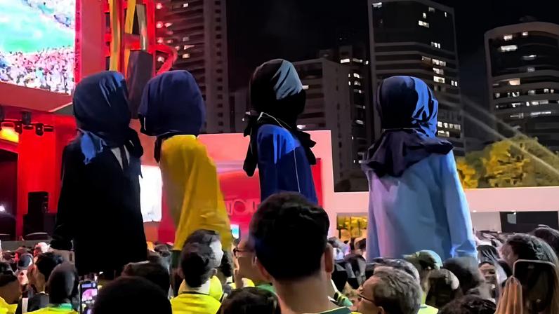 Bonecos gigantes têm cabeças cobertas no Recife após derrota do Brasil