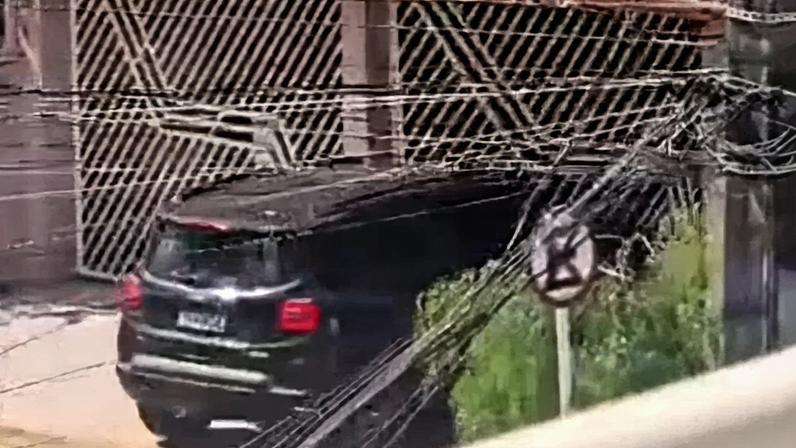 A mulher entrou no próprio carro após a discussão e invadiu a garagem, onde o idoso estava