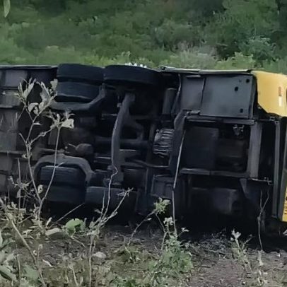 Ônibus com romeiros tomba no Ceará e deixa vítimas fatais