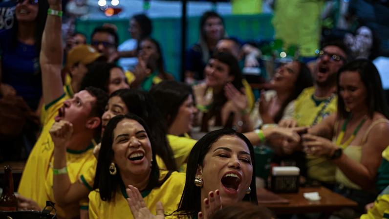 Brasilienses assistem a Brasil x Escócia, pela 3ª rodada da primeira fase da Copa do Mundo, em bar na Asa Sul metropoles 1