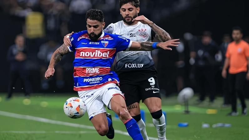 Britez, do Fortaleza, e Yuri Alberto, do Corinthians, brigam pela bola em partida da Sul-Americana