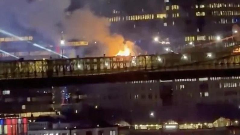Incêndio atinge a Ponte do Brooklyn durante comemoração nos EUA