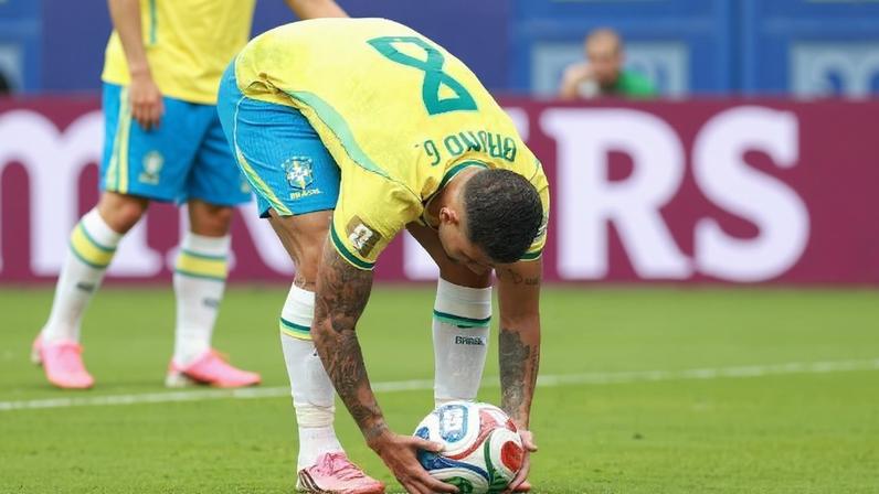Bruno Guimarães, do Brasil, ajeita bola antes de cobrança de pênalti contra a Noruega