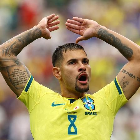 Bruno Guimarães durante a vitória do Brasil sobre o Japão na Copa do Mundo