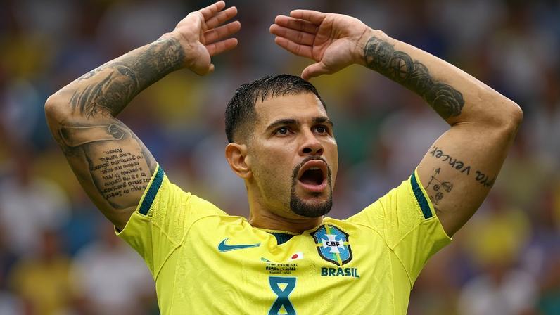 Bruno Guimarães durante a vitória do Brasil sobre o Japão na Copa do Mundo