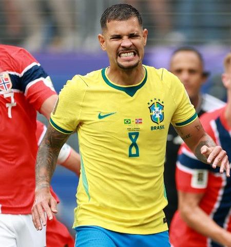 Bruno Guimarães lamenta após pênalti perdido em Brasil x Noruega