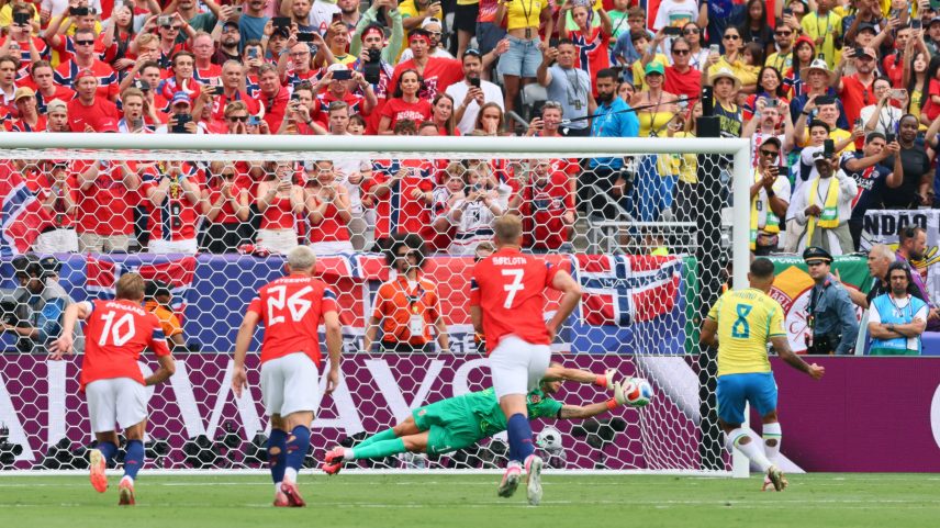 Goleiro Orjan Nyland defende cobrança de Bruno Guimarães em Brasil x Noruega — Foto: Reuters