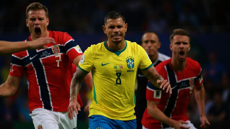 Bruno Guimarães perde pênalti no primeiro tempo e revolta web