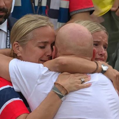 Técnico da Noruega fica emocionado após eliminar o Brasil da Copa