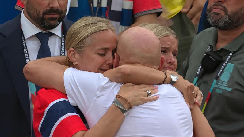 Técnico norueguês se emociona após derrota do Brasil
