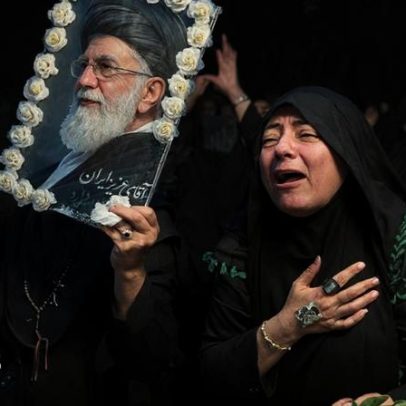 Procissão fúnebre do líder supremo iraniano Khamenei começa em Teerã