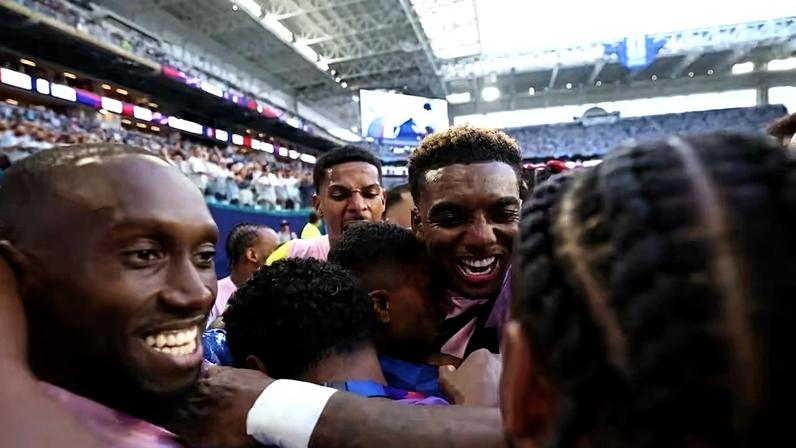 Jogadores de Cabo Verde comemoram o gol