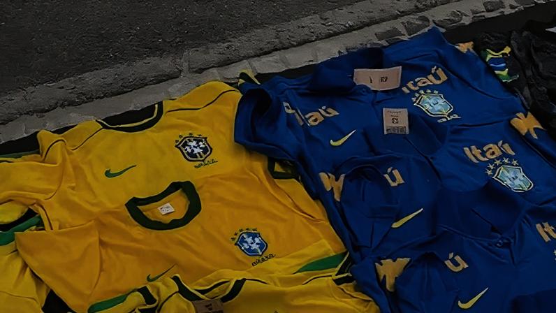 Calçadão de Copacabana vende camisas da seleção brasileira falsificadas