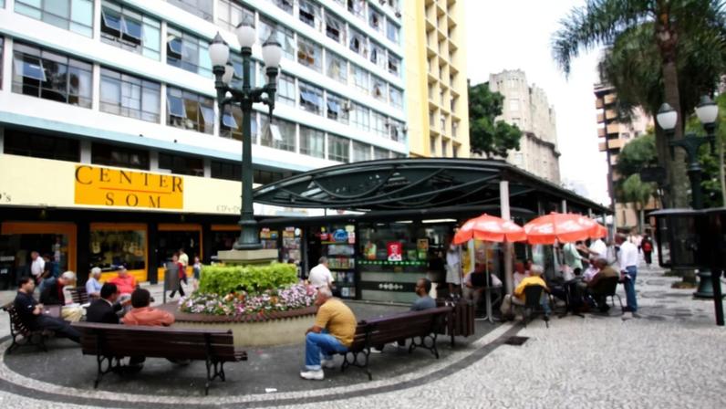 Prefeitura quer evitar conflitos entre pedestres e restaurantes e bares. (Foto: Joel Rocha/Prefeitura de Curitiba)