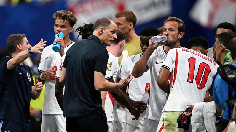Thomas Tuchel conversa com jogadores durante pausa para hidratação em Inglaterra x RD Congo pela Copa do Mundo (Foto: ROBERTO SCHMIDT / AFP)