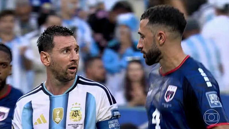 Messi conversa com Pico Lopes no intervalo após empurrão recebido no fim do primeiro tempo — Foto: Reprodução/Globo