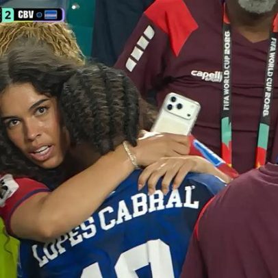 Quem é a mulher abraçada pelo herói cabo-verdiano após duelo com a Argentina