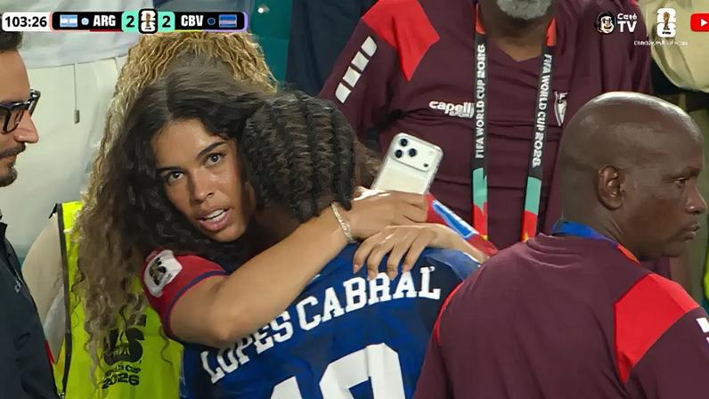 Sidny abraça a namorada