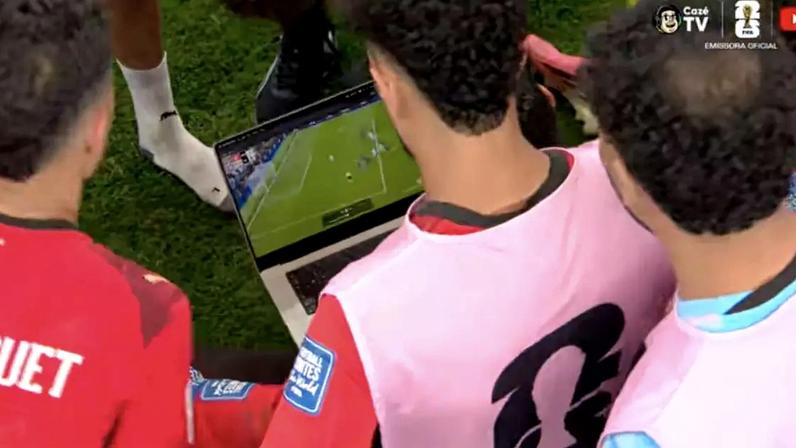 Jogadores do Egito assistem comportamento de goleiro da Austrália