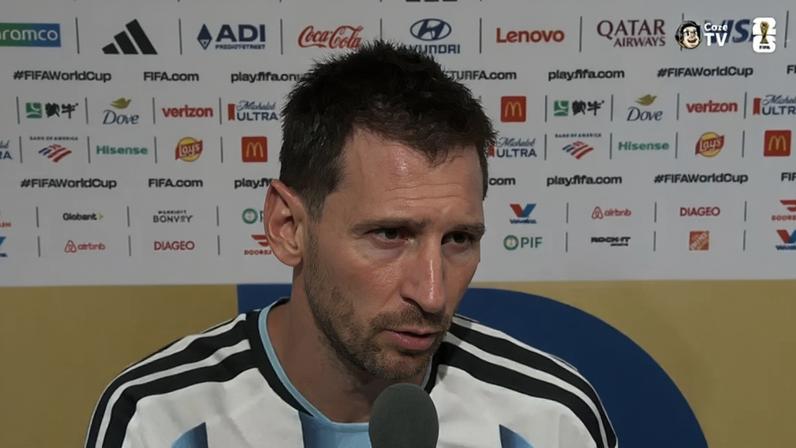 Lionel Messi terminou a partida com galo na cabeça