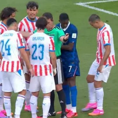 Zagueiro paraguaio cava marca de pênalti antes do gol de Mbappé