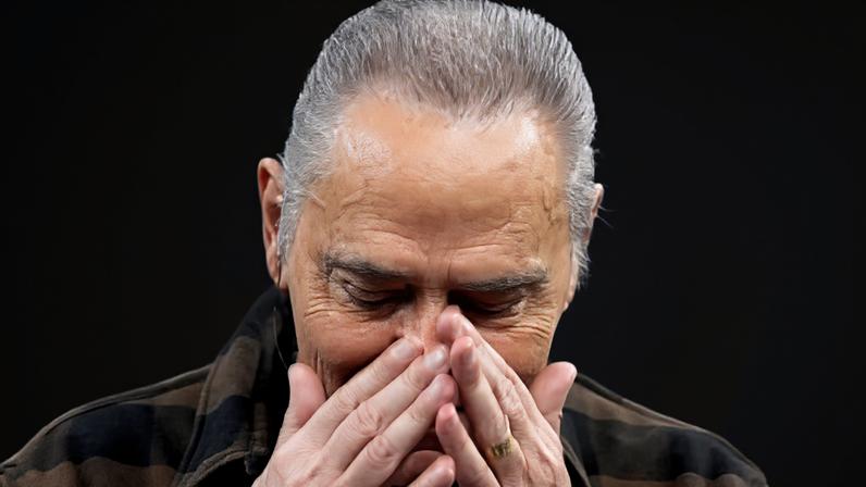Luis Roberto se emociona no palco do Domingão do Huck antes de Brasil x Noruega — Foto: Reprodução/TV Globo