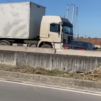 Vídeo mostra carreta arrastando carro na Dutra, em São José dos Campos
