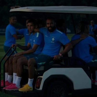 Jogadores da seleção se aglomeram e pegam carona em carrinho de golfe no treino