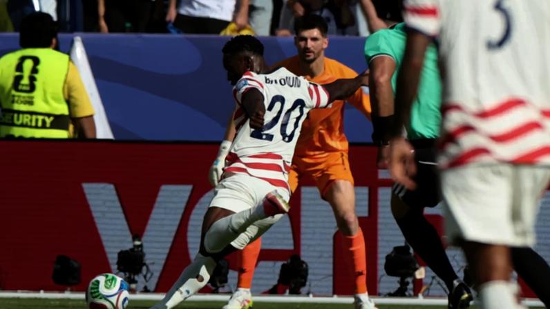 Artilheiro dos EUA na Copa, o atacante Folarin Balogun poderá enfrentar a Bélgica mesmo tendo sido expulso na partida anterior (Foto: BENJAMIN FANJOY/EFE/EPA)