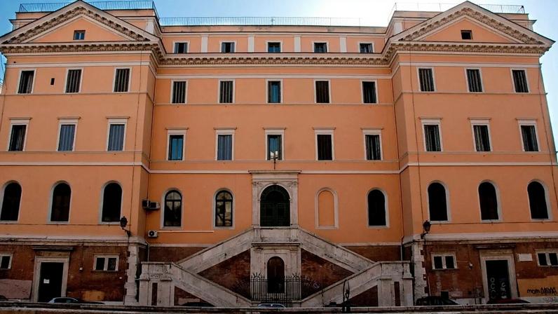 Adolescentes ajudam a descobrir casa de luxo de 1.800 anos embaixo de escola romana.
