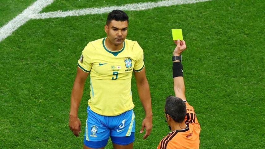 Casemiro leva amarelo durante jogo do Brasil contra o Japão, na segunda fase da Copa do Mundo