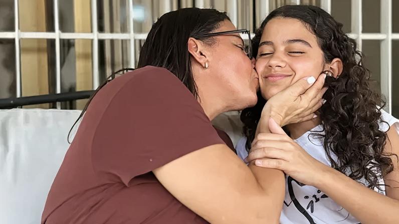 Garota venezuelana presa 32h sob escombros afirma ter comido ketchup com queijo