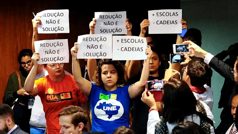 Manifestantes protestam contra a redução da maioridade penal na Câmara, em Brasília