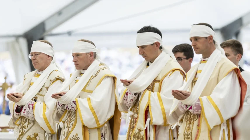 Os bispos Pascal Schreiber (Suíça), Michael Goldade (EUA), Michel Poinsinet de Sivry (França) e Marc Hanappier (França) — da esquerda para a direita — durante sua ordenação pela Fraternidade Sacerdotal São Pio X (Foto: EFE/CYRIL ZINGARO)