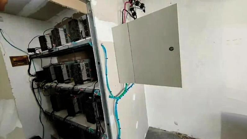 Central clandestina de mineração de criptomoedas em Guaratiba, na Zona Oeste do Rio (Polícia Civil/Reprodução)