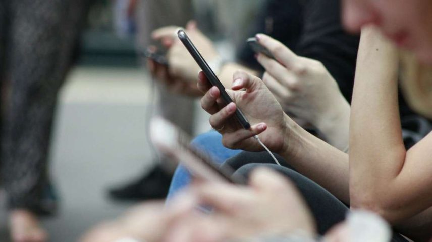 O celular segue como o principal equipamento para acessar a internet