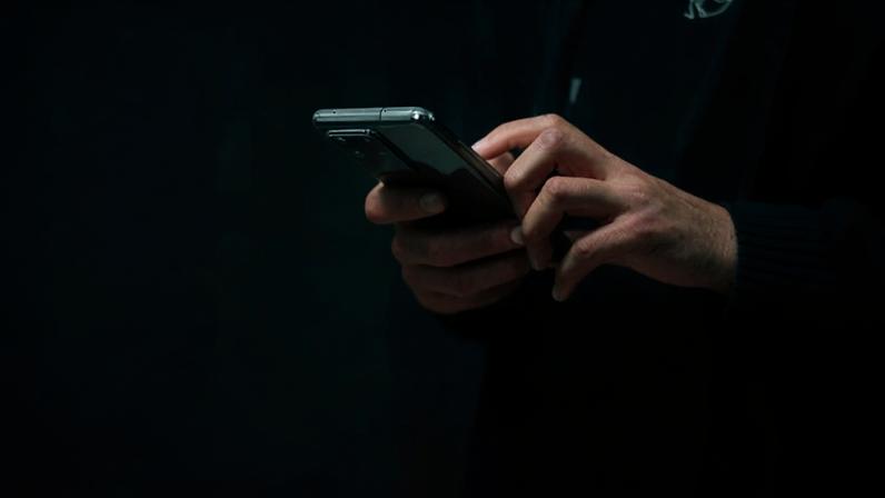 Material aborda temas como educação financeira, tomada de decisões conscientes e a importância de buscar apoio diante de sinais de perda de controle; na foto, pessoa mexendo em celular