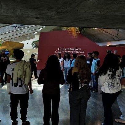 Alunos do ensino médio apreciam mostra Constelações Contemporâneas