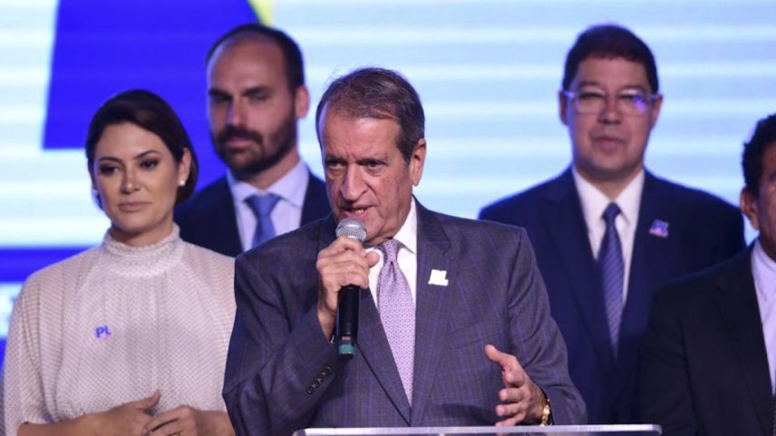 Presidente nacional do PL, Valdemar Costa Neto, Michelle Bolsonaro e Eduardo Bolsoanro durante cerimônia de transmissão de cargo à nova presidente do PL Mulher em brasília - Metrópoles