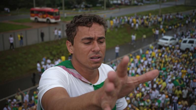 Participantes da "Caminhada pela Liberdade", organizada pelo deputado Nikolas Ferreira (PL-MG), retomam o último trecho do trajeto até a Praça do Cruzeiro.