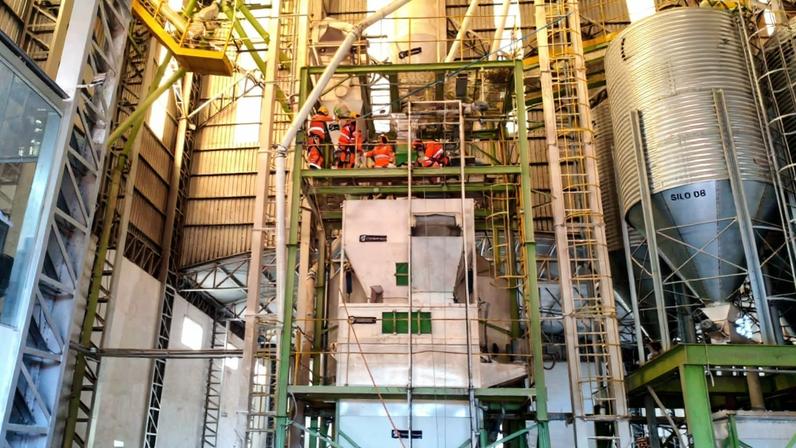 Trabalhador foi resgatado pelos bombeiros após cair dentro de silo