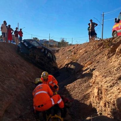 Carro capota e motorista é resgatado de córrego em Minas