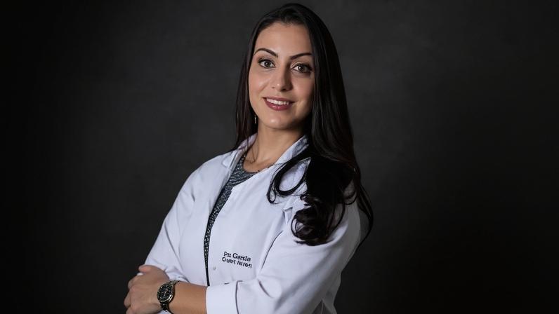 Médica que mandou matar farmacêutica e enviou pênis de borracha irá a júri