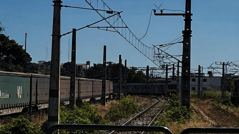 Circulação de trens segue interrompida entre as estações Eldorado e Novo Eldorado, em Contagem, na tarde desta sexta-feira (3/7)