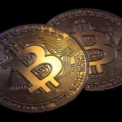 Bitcoin oscila após cair para US$ 58 mil e reage a falas do Fed, diz analista