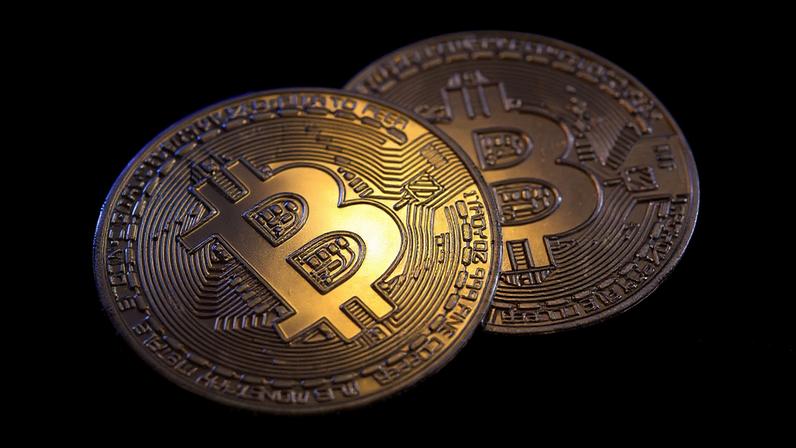 Bitcoin oscila após cair para US$ 58 mil e reage a falas do Fed, diz analista