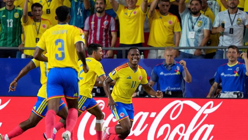 Jhon Arias, da Colômbia, marca o gol da vitória sobre a seleção de Gana