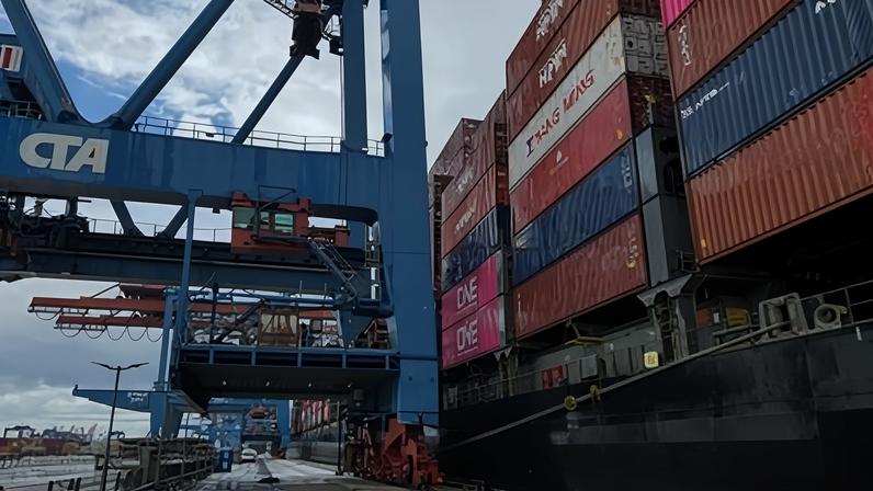 Terminal de contêineres no porto de Hamburgo, na Alemanha, 29 de julho de 2025